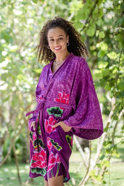 Handbemalte Batik-Kurzrobe - Handbemalte Robe aus Rayon mit Lotusblüten
