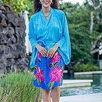 Handbemalte Rayon-Robe, „Sky Lotus“ – Handbemalte blaue Rayon-Robe aus Bali