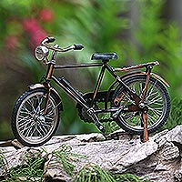 Escultura de metal reciclado, 'Vintage Bike in Brown' - Escultura detallada de bicicleta de metal reciclado