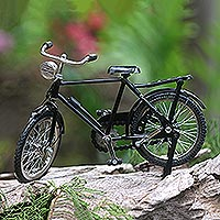 Escultura de metal reciclado, 'Vintage Bike in Black' - Escultura de metal reciclado de bicicleta vintage hecha a mano