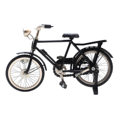 Recycelte Metallskulptur, „Vintage Bike in Schwarz“. - Handgefertigte Skulptur aus recyceltem Metall für Oldtimer-Fahrräder