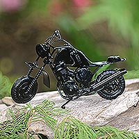 Escultura en metal reciclado, 'Moto Racer in Black' - Escultura de moto negra en metal reciclado