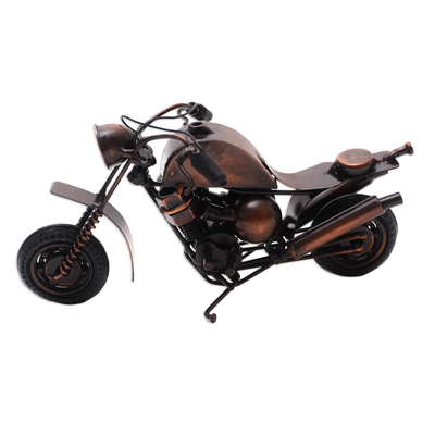 Recycelte Metallskulptur, „Moto Racer in Braun“. - Handgefertigte Motorradskulptur aus recyceltem Metall
