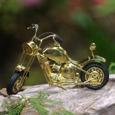 Escultura de metal reciclado - Escultura de moto artesanal con acabado dorado.
