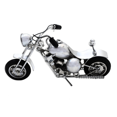Recycelte Metallskulptur, „Motorradpatrouille in Silber“. - Versilberte Motorrad-Recycling-Metall-Skulptur
