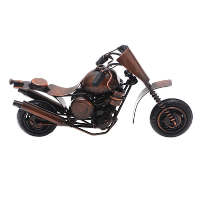 Recycelte Metallskulptur, „Off Road in Braun“. - Skulptur eines Geländemotorrads aus recyceltem Metall