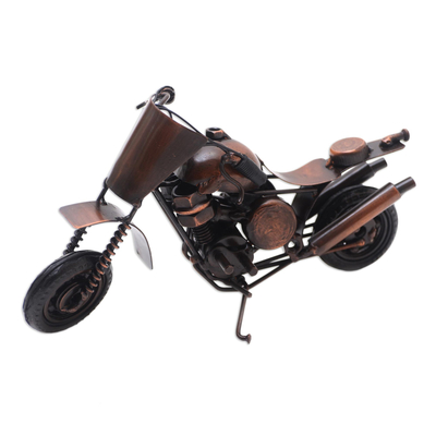 Recycelte Metallskulptur, „Off Road in Braun“. - Skulptur eines Geländemotorrads aus recyceltem Metall