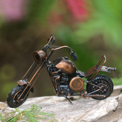 Recycelte Metallskulptur, 'Motor Touring - Handgefertigte Motorradskulptur aus recyceltem Metall