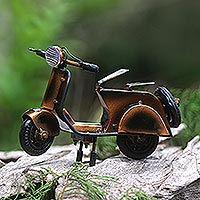 Escultura de metal reciclado, 'Motor scooter' - Escultura de scooter de motor de metal reciclado hecha a mano
