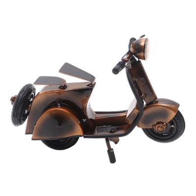 Escultura de metal reciclado, 'Motor Scooter' - Escultura de scooter de metal reciclado hecha a mano