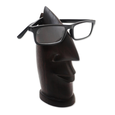 Brillenhalter aus Holz, 'Deep Thoughts in Black'. - Handgeschnitzter Brillenhalter aus Chinakohl-Nasenholz