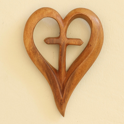 Wandreliefplatte aus Holz, „Cross My Heart“. - Handschnitzerei Suar Holzrelief Herz-Kreuz