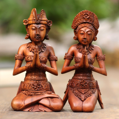 Holzskulpturen, (Paar) - Handgeschnitzte balinesische Paarskulpturen aus Suar-Holz (Paar)