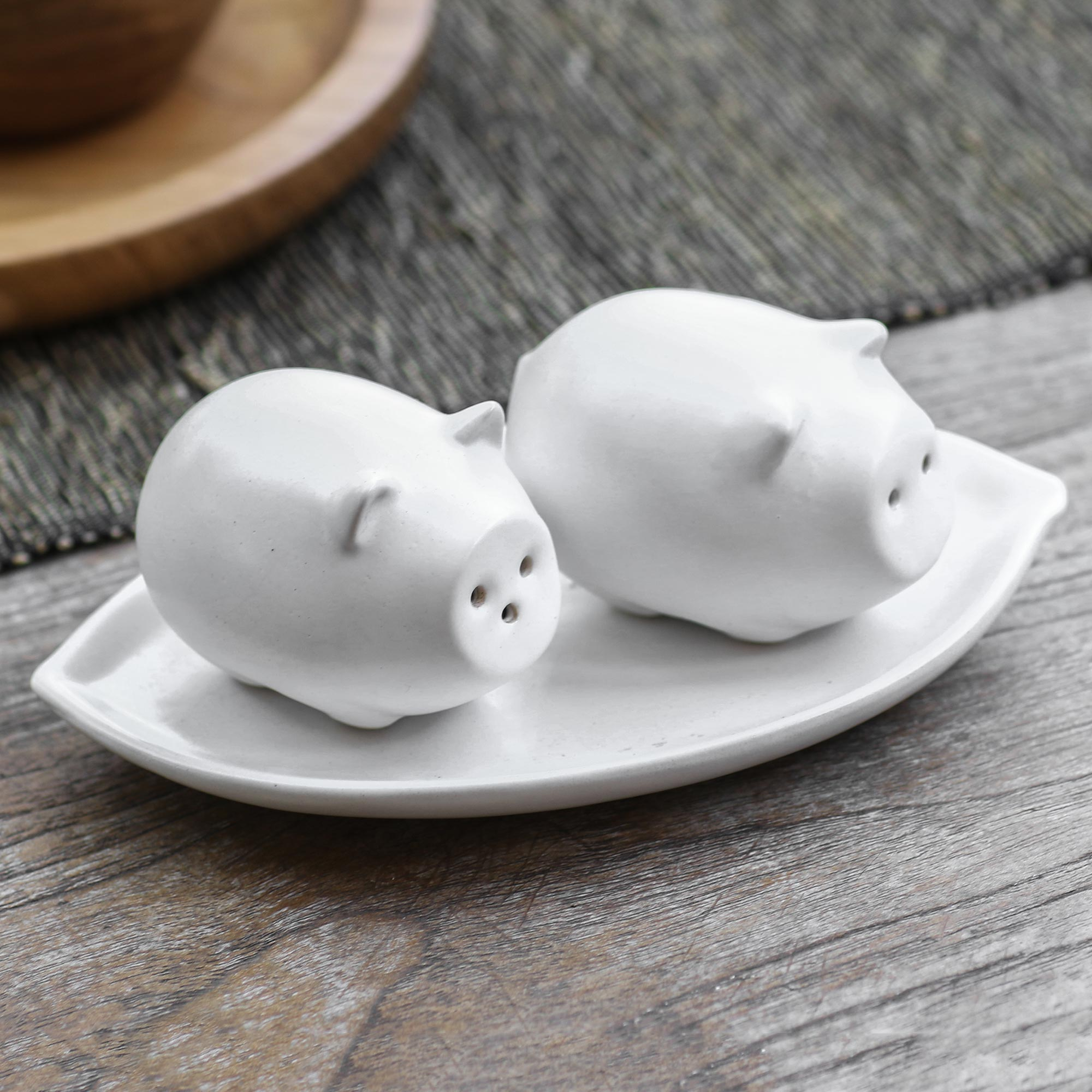 Decorative Table Accessories and Farm Animals Kitchen Decor 6.5 H Pig Salt and Pepper Shakers Set with Holder Cute Salt and Pepper Shaker Farmhouse Pig Gifts for Pig Lovers 