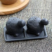 Salz- und Pfefferset aus Keramik, „Tortoise Friends in Black“
