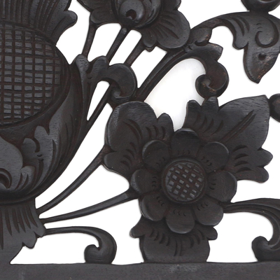 Reliefplatte aus Holz - Handgeschnitzte Reliefplatte mit Blumenmotiv