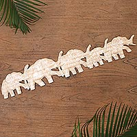 Holzreliefplatte, „Elefanten in einer Reihe“ – handgeschnitzte Elefantenreliefplatte aus Suar-Holz