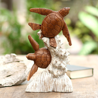 Holzskulptur - Handgefertigte Schildkrötenskulptur aus Suar-Holz aus Bali
