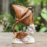 Escultura de madera, 'Stingrays and Coral' - Escultura de mantarraya de madera de Suar hecha a mano