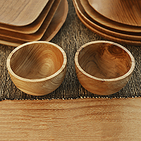 Cuencos de madera de teca, 'Cena para dos' (par) - Cuencos de madera de teca tallados a mano de Bali (par)