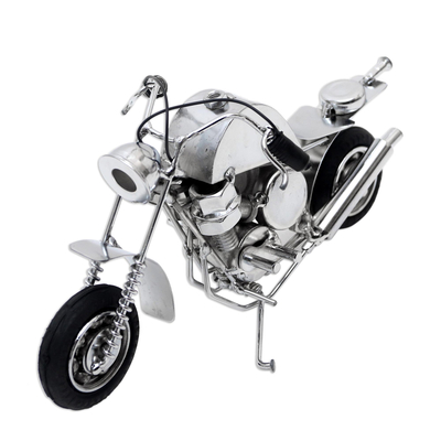 Metall-Skulptur, 'Motor Sport' - Umweltfreundliche Motorrad-Skulptur aus wiederverwertetem Metall