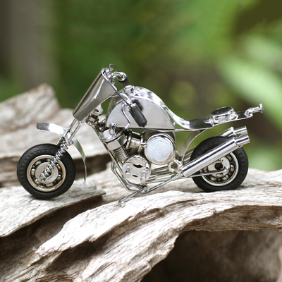 Escultura en metal - Escultura de motocicleta de metal reciclado hecha a mano.