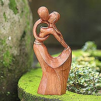 Estatuilla de madera, 'Ever After' - Escultura romántica de madera de Suar tallada a mano