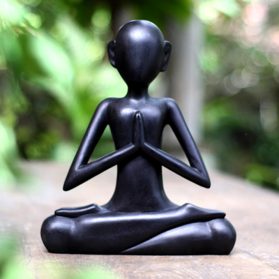 Estatuilla de madera, 'Sukhasana' - Estatuilla de yoga de madera de Suar negra de Bali