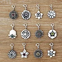 Amuletos de pulsera de flores de piedra de nacimiento, 'Flores de cumpleaños' - Amuletos de flores de plata de ley y piedra de nacimiento hechos a mano