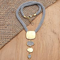 Vergoldete Halskette mit Anhänger, „Singular Beauty“ – Halskette mit Anhänger aus vergoldetem Messing und Netz