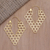 Pendientes colgantes chapados en oro - Pendientes colgantes balineses de latón bañados en oro hechos a mano