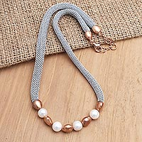 Collar con colgante de perlas cultivadas con detalles en oro rosa, 'Sea Gem' - Collar con cuentas de perlas cultivadas con detalles en oro rosa