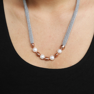 Collar con colgante de perlas cultivadas con detalles en oro rosa - Collar con cuentas de perlas cultivadas con detalles en oro rosa