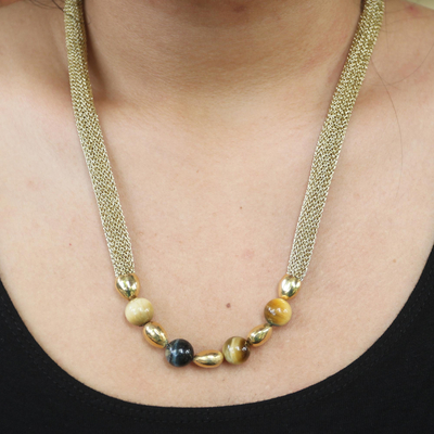 Halskette mit Tigerauge-Anhänger und Goldakzenten - Halskette aus Messing mit Goldakzenten und Perlen aus Tigerauge