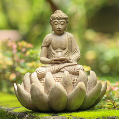 Holzskulptur, „Dhyan Mudra Buddha“ – Hibiskus-Holz-Buddha- und Lotusblumen-Skulptur