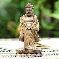 Skulptur aus Hibiskusholz, „Placid Buddha“ – handgefertigte Buddha-Skulptur aus Hibiskusholz