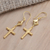 Pendientes colgantes de latón con baño de oro - Pendientes colgantes cruz de latón bañado en oro