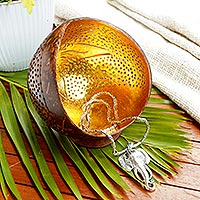 Cajón de cáscara de coco, 'Floral Light' - Cajón de cáscara de coco hecho a mano