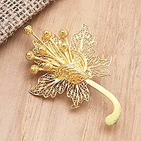 Broche de filigrana bañado en oro, 'Hibiscus Glow' - Broche de flor de plata de ley bañado en oro