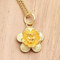 Vergoldete filigrane Halskette mit Anhänger, „Plucky Flower“ – Halskette mit Anhänger aus vergoldetem Sterlingsilber