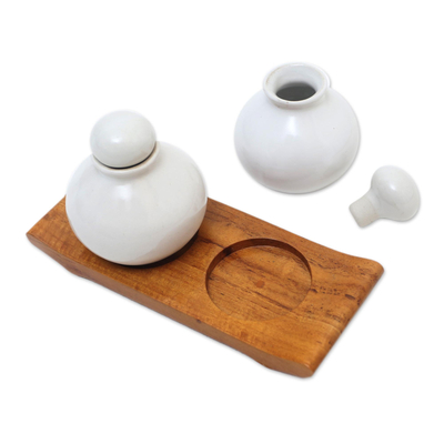 Badezimmerset aus Keramik und Teakholz - Handgefertigtes Badezimmerset aus weißer Keramik und Teakholz