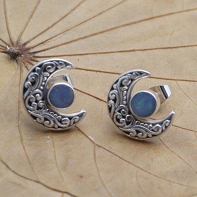 Opal-Knopfohrringe, 'Blue Moon' - Ohrringe mit Halbmondknöpfen aus Opal und Sterlingsilber