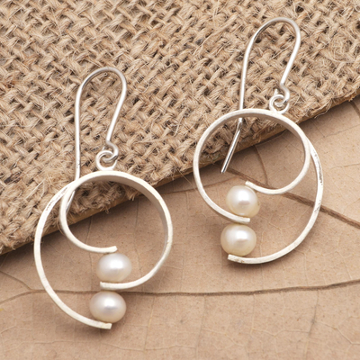 Aretes colgantes de perlas cultivadas - Aretes de plata esterlina y perlas cultivadas de Bali