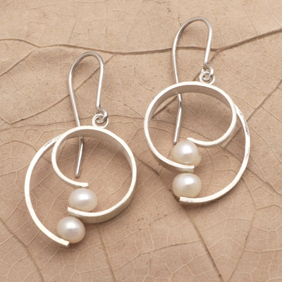 Aretes colgantes de perlas cultivadas - Aretes de plata esterlina y perlas cultivadas de Bali