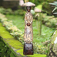 Estatuilla de madera, 'Frío' - Estatuilla de figura de madera de Albesia tallada a mano