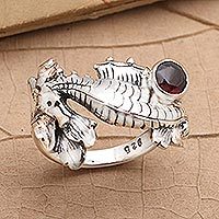 Granat-Einzelsteinring, „Seahorse Treasure“ – Seepferdchen-Ring aus Granat und Sterlingsilber