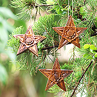 Holzornamente, „Star Blooms“ (3er-Set) – handgeschnitzte sternförmige Weihnachtsornamente (3er-Set).