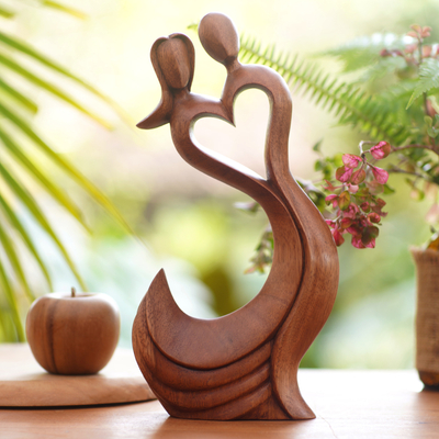 estatuilla de madera - Escultura de madera de suar con tema de corazón hecha a mano.