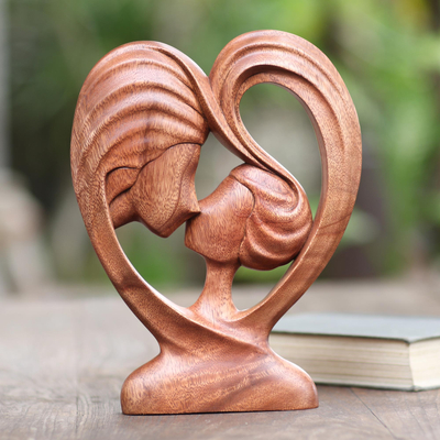 Escultura de madera de suar romántica tallada a mano. - beso de corazon