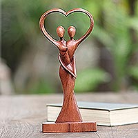 Estatuilla de madera, 'Enamorándose' - Escultura romántica hecha a mano en madera de Suar